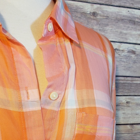 Old Navy Classic Lightweight Button-Up - Picture 3 of 7